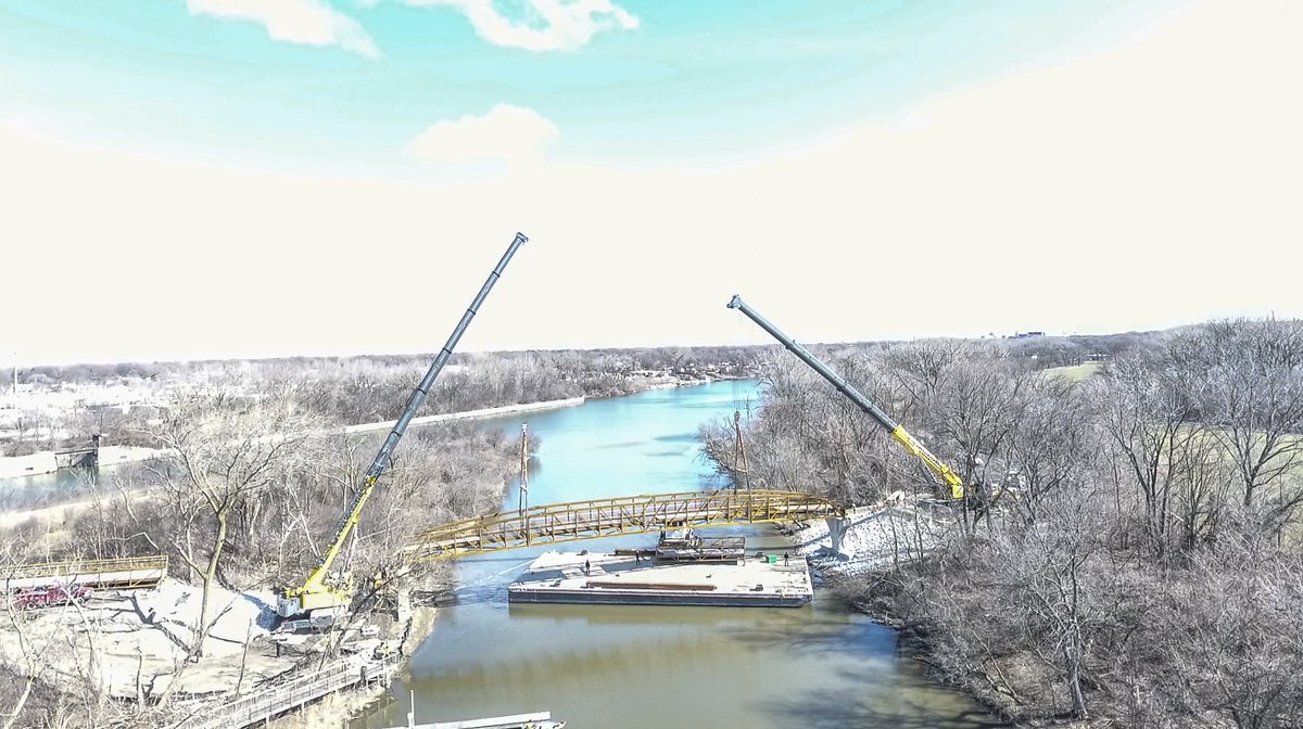 NEW PROJECT SPOTLIGHT: Dueling Cranes with Copenhaver.  Biggest Tandem Pick of the year! See the 60 second drone video! lagrangecrane.com/projects/dueli…