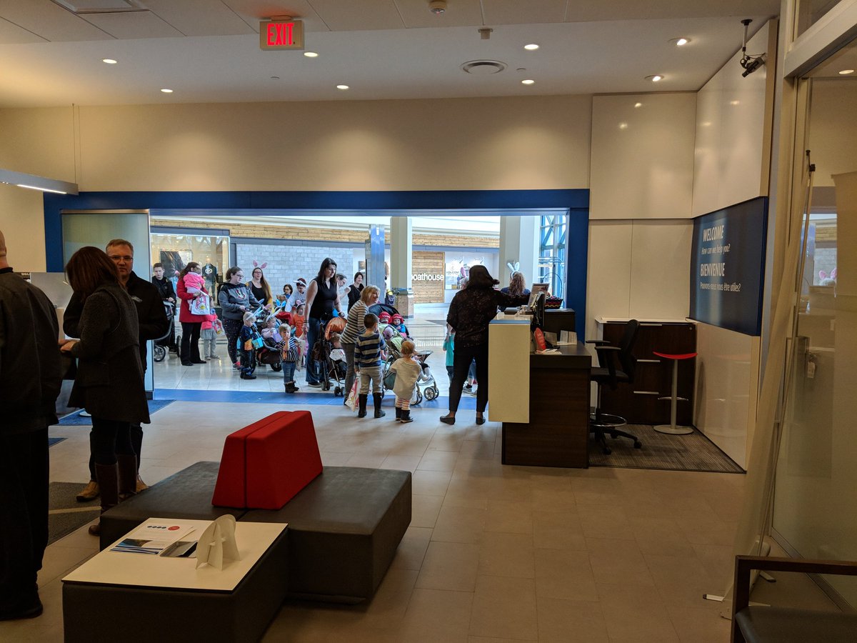 paquette_r101's tweet photo. @NatKFraser is working hard as the #EasterBunny #HappyEaster @bmo https://t.co/VD0cLNGcYh