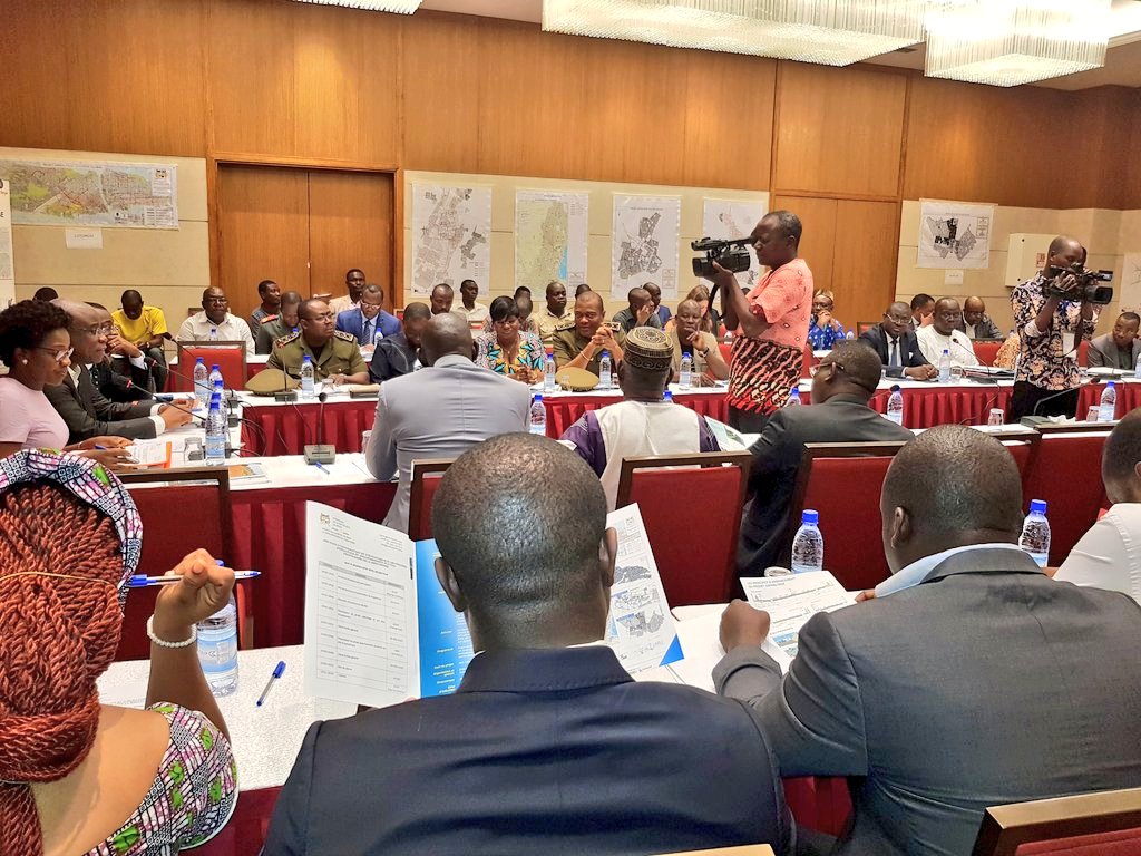KingoNews's tweet photo. #Bénin #Gouvbenin #MCVDD #ACVDT 

Présentation du Projet Asphaltage aux Maires, leurs collaborateurs et les Préfets le 29 mars 2018 à Golden Tulip. https://t.co/PNp4z9WPLp