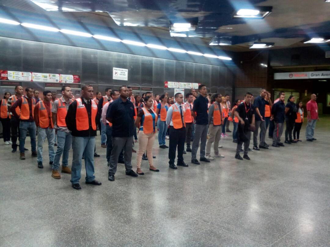 metro_caracas's tweet photo. Para esta #SemanaSantaDePaz continúa desplegado el dispositivo de #SeguridadMetro en la estación #VEN (Plaza Venezuela), junto a efectivos de la #PNB y #GNB para el resguardo de los usuarios y reforzamiento de las #NormasMetro #PorAmorAlMetro porque #MisiónTransporteSomosTodos https://t.co/SFa7zevTvv