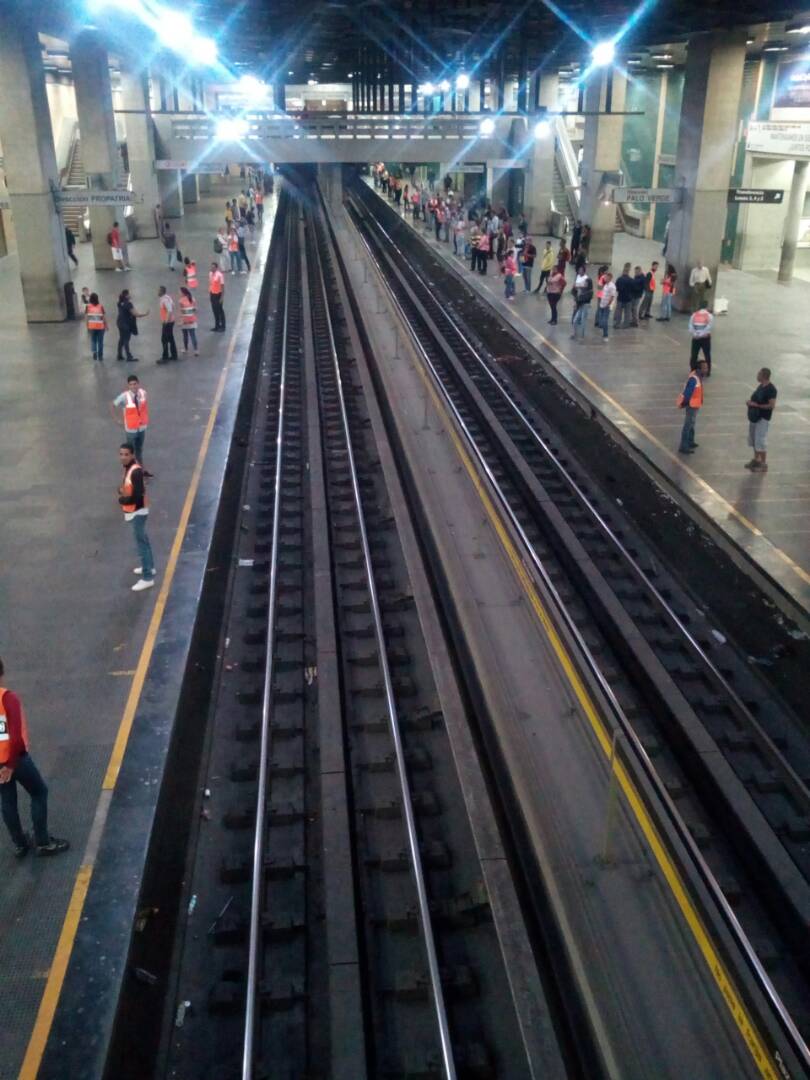metro_caracas's tweet photo. Para esta #SemanaSantaDePaz continúa desplegado el dispositivo de #SeguridadMetro en la estación #VEN (Plaza Venezuela), junto a efectivos de la #PNB y #GNB para el resguardo de los usuarios y reforzamiento de las #NormasMetro #PorAmorAlMetro porque #MisiónTransporteSomosTodos https://t.co/SFa7zevTvv
