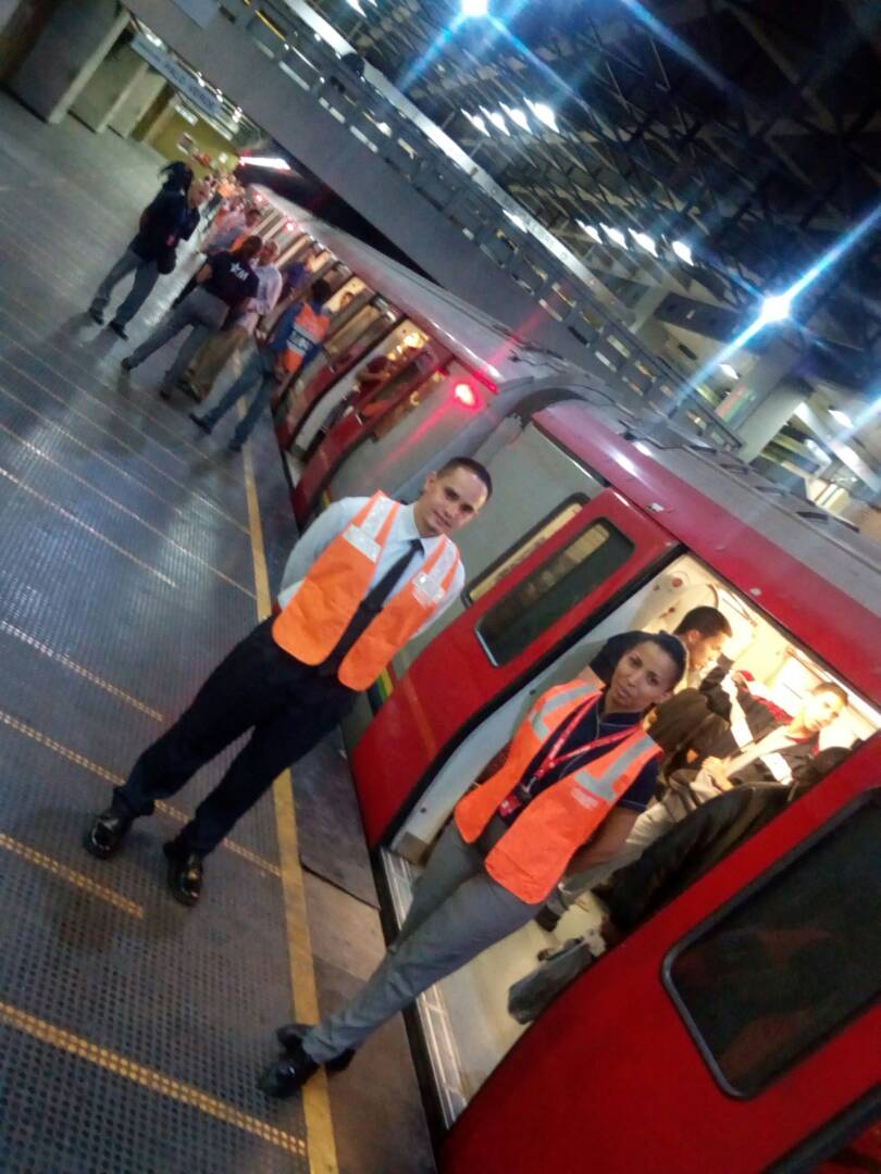 metro_caracas's tweet photo. Para esta #SemanaSantaDePaz continúa desplegado el dispositivo de #SeguridadMetro en la estación #VEN (Plaza Venezuela), junto a efectivos de la #PNB y #GNB para el resguardo de los usuarios y reforzamiento de las #NormasMetro #PorAmorAlMetro porque #MisiónTransporteSomosTodos https://t.co/SFa7zevTvv