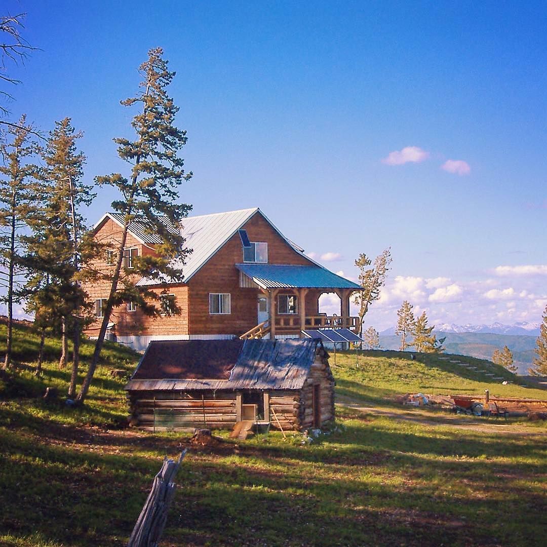 breakawaytales's tweet photo. ↟BREAKAWAYTALE NR 40≫ @alishabrewernelson 
"I always say that this place keeps us young and fit and old and tired all at the same time. We have 6 dogs (about to be 7) and one cat who all love the 162 acre off grid life."Read the whole tale≫ https://t.co/8rd99BJSwZ #offgrid https://t.co/TVB9HG00DR