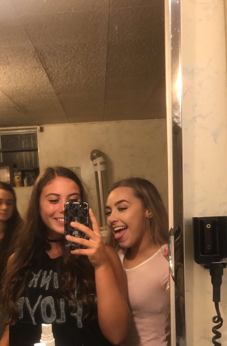 _ashleighmoore's tweet image. happy birthday lond!!!!! i ❤️ u so muchhh :))) @londynbrown_