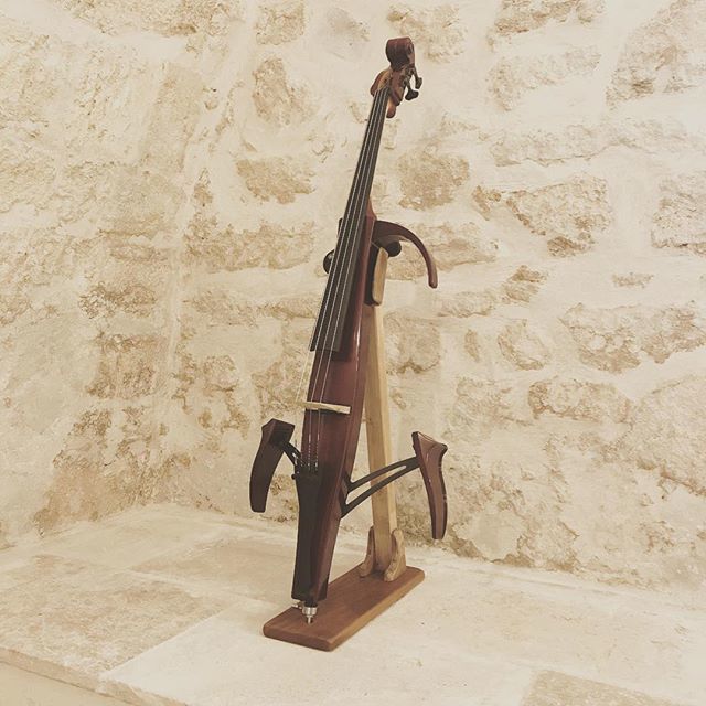 melwaxx's tweet photo. Enfin un support pour mon violoncelle électrique ! Fait maison en bois de recup. Pas facile avec sa forme échancrée, mais il semble bien installé ! #cello #music #yamaha #woodworking #woodwork #homemade #instacool https://t.co/lUJ1xNiyUb https://t.co/aTZUVI0D3h