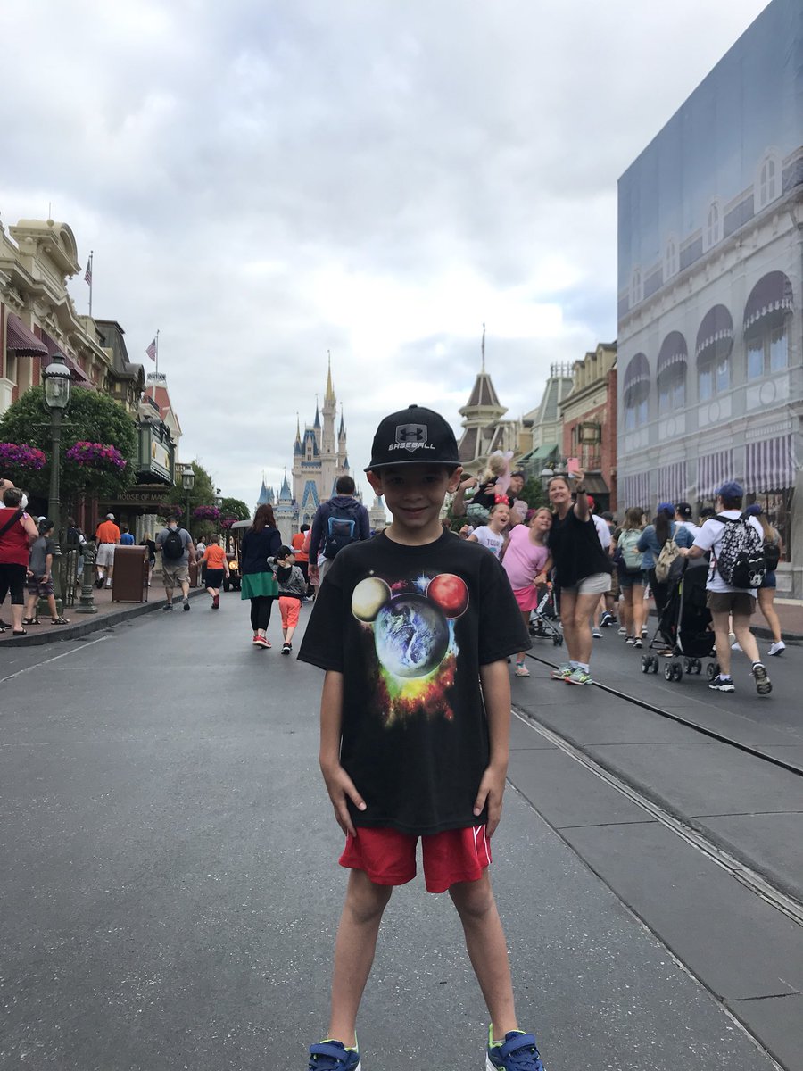 wmkhwilliams's tweet photo. Starting the day off with this Dumbo at Magic Kingdom! #forevermybabyboy #SullyMan #SpringBreak2018 #ispysomethinggreen ππ #wonderfulworldofwis https://t.co/x31cuh8UKd