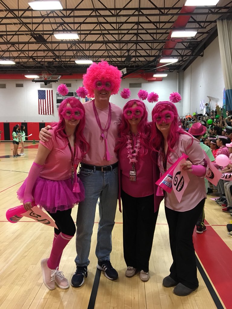 MissBackmanSS's tweet photo. Team 6D representing @ the pep rally! #GOPINKTEAM💗🌸👩🏻🎤 #TEAMCommUNITY https://t.co/WIYabrRoVJ