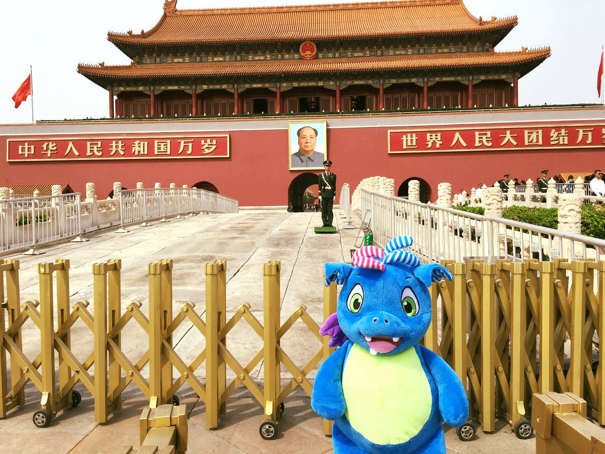 When "Scorch" the Signature Dragon visited Tiananmen Square, China. 🇨🇳 #Cubbies #CubbyAdventures #China #GreatWall