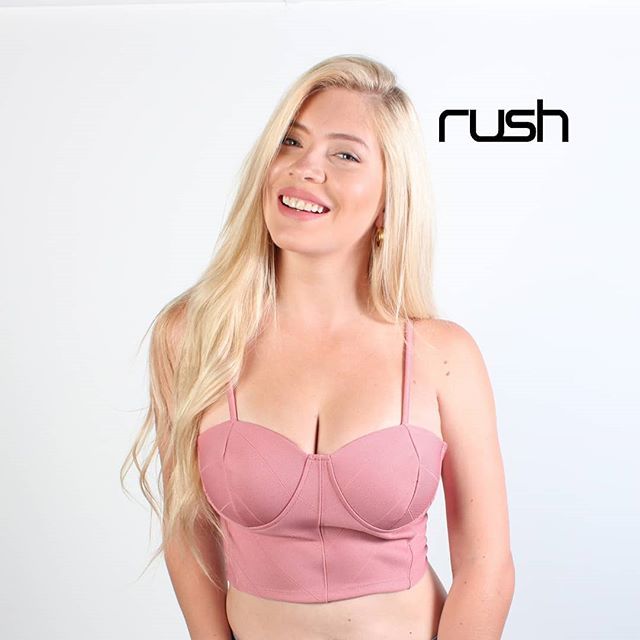 Tiendas_Rush's tweet photo. Cuando #VisteRush es porque eres realmente una diva💁❤️ Crop tops a la vista 👆 en nuestras historias podrás ver algunos de nuestros outfits guías. 🙆 
#rush #outfit #moda #tendencia #actitud #estilos #compras #maracay #venezuela https://t.co/maU1ZTHgIJ https://t.co/af4901KiT0