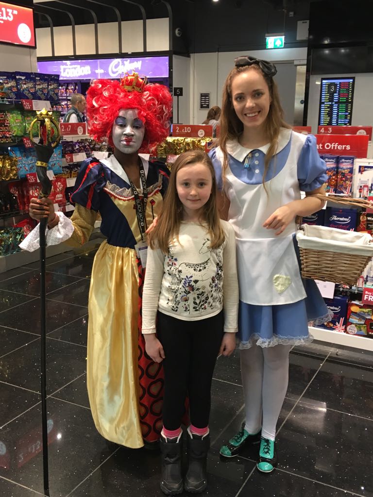 ABM_Experience's tweet photo. Some more highlights from another 'wonderful' day in @HeathrowAirport T5 w/ Alice & the Queen of Hearts ❤️ @WorldDutyFree #AliceInWonderland #BlackjackLIVE https://t.co/48mbjGZbvM