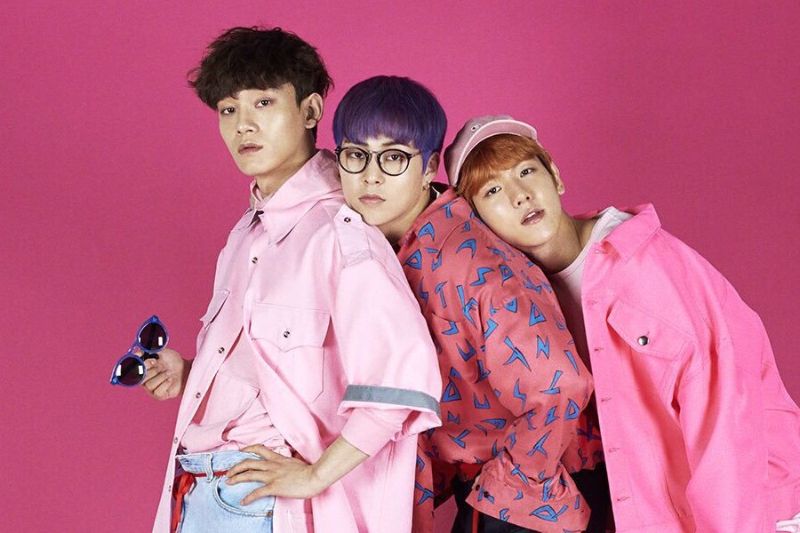 JuneMolleno's tweet photo. #EXO_CBX Reportedly Flies To Japan For Group’s New Reality Show
https://t.co/d8T3rPbPHc by #queenejguting via @c0nvey https://t.co/Tbi5zBT0Px