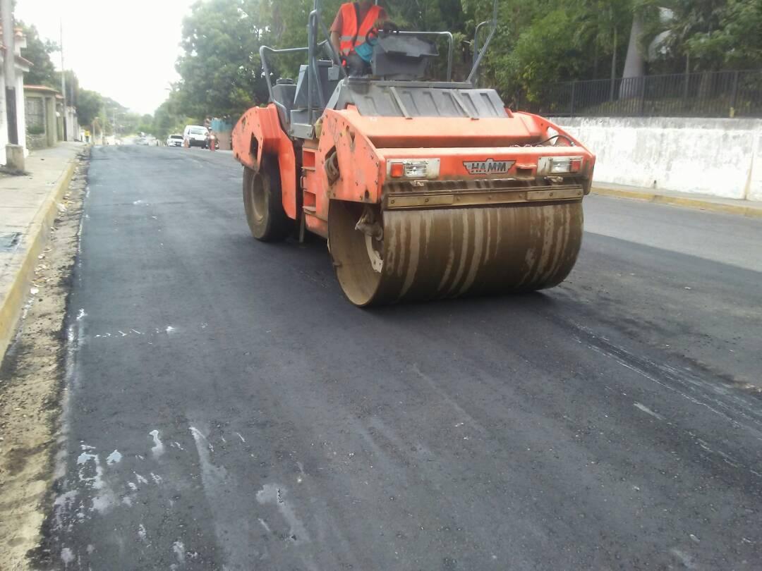 AsfaltadoraG's tweet photo. #Vea Avanzan trabajos de rehabilitación de la vialidad en la principal de El Castaño @AlcaldePedroB1 https://t.co/lSHTjt1VdS