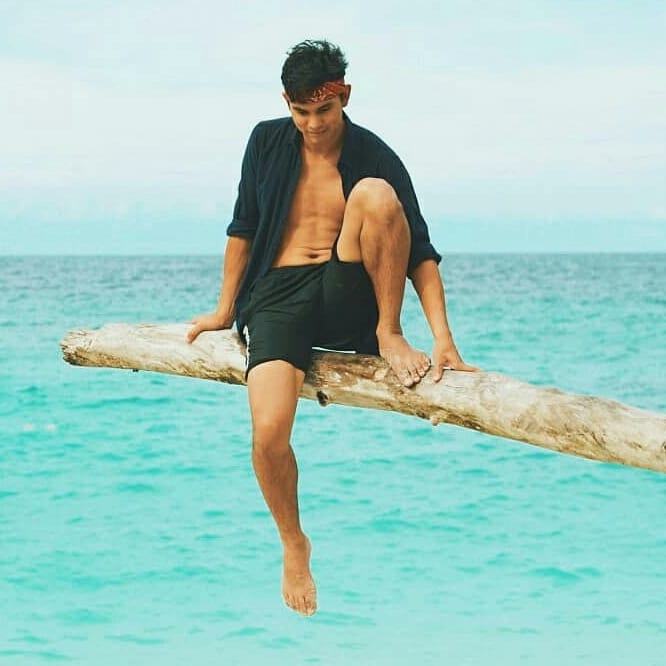 mrvvip's tweet photo. Zolo Bustami shirtless from Misool trip. #selebwatch https://t.co/kIm3NNUTVm