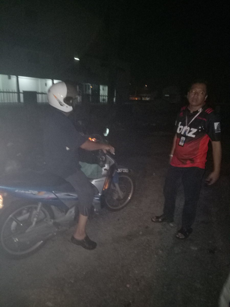 _abdulbasiq's tweet photo. Nah..kasi viral sikit antara punca adanya sampah haram kt sini😆😆..akai xdak buang skali dlm plastik sampah..hahaha.. https://t.co/7aP87tvYZ0
