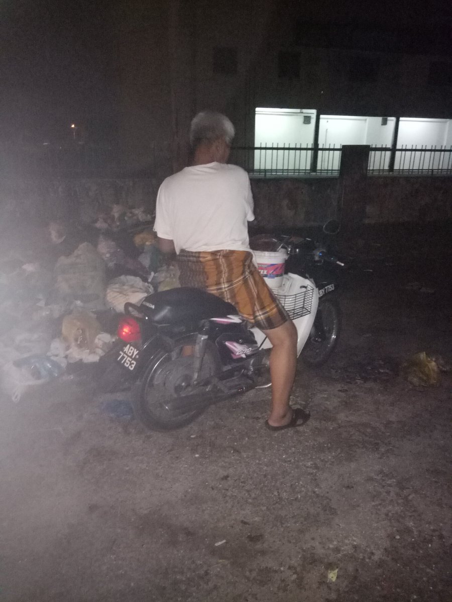 _abdulbasiq's tweet photo. Nah..kasi viral sikit antara punca adanya sampah haram kt sini😆😆..akai xdak buang skali dlm plastik sampah..hahaha.. https://t.co/7aP87tvYZ0