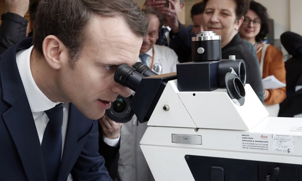 bfmbusiness's tweet photo. ALERTE INFO. Macron alloue 1,5 milliard d'euros à l'intelligence artificielle https://t.co/1ixysu1FWq https://t.co/nLRgcqdZwk
