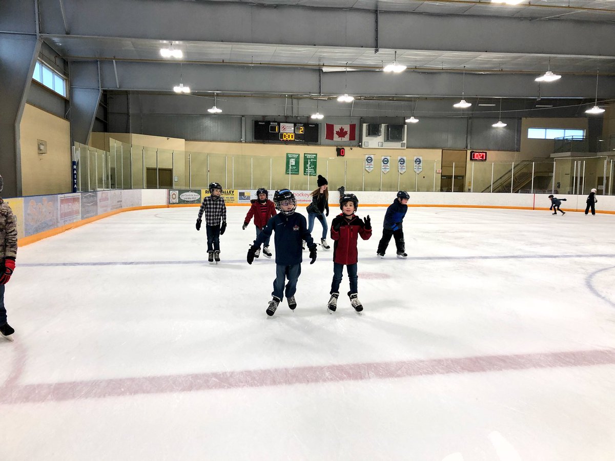 MahaffyStars's tweet photo. Skating fun with @ShellySchoon14 and @3wlittlefalls on #multiplesday! @GoLondonKnights @BlueJays #OpeningDay2018 @LittleFallsPS https://t.co/VfhDpYW0SY