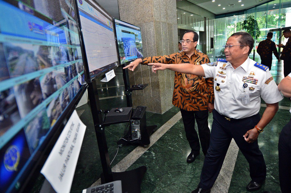 BudiKaryaS's tweet photo. 2. Kami juga memberlakukan pembatasan truk pengangkut barang guna mengurangi kepadatan. Kami berharap masyarakat yg berlibur tertib berlalulintas serta mengutamakan keselamatan dalam berkendara. - BKS https://t.co/XUbFk1q1zP