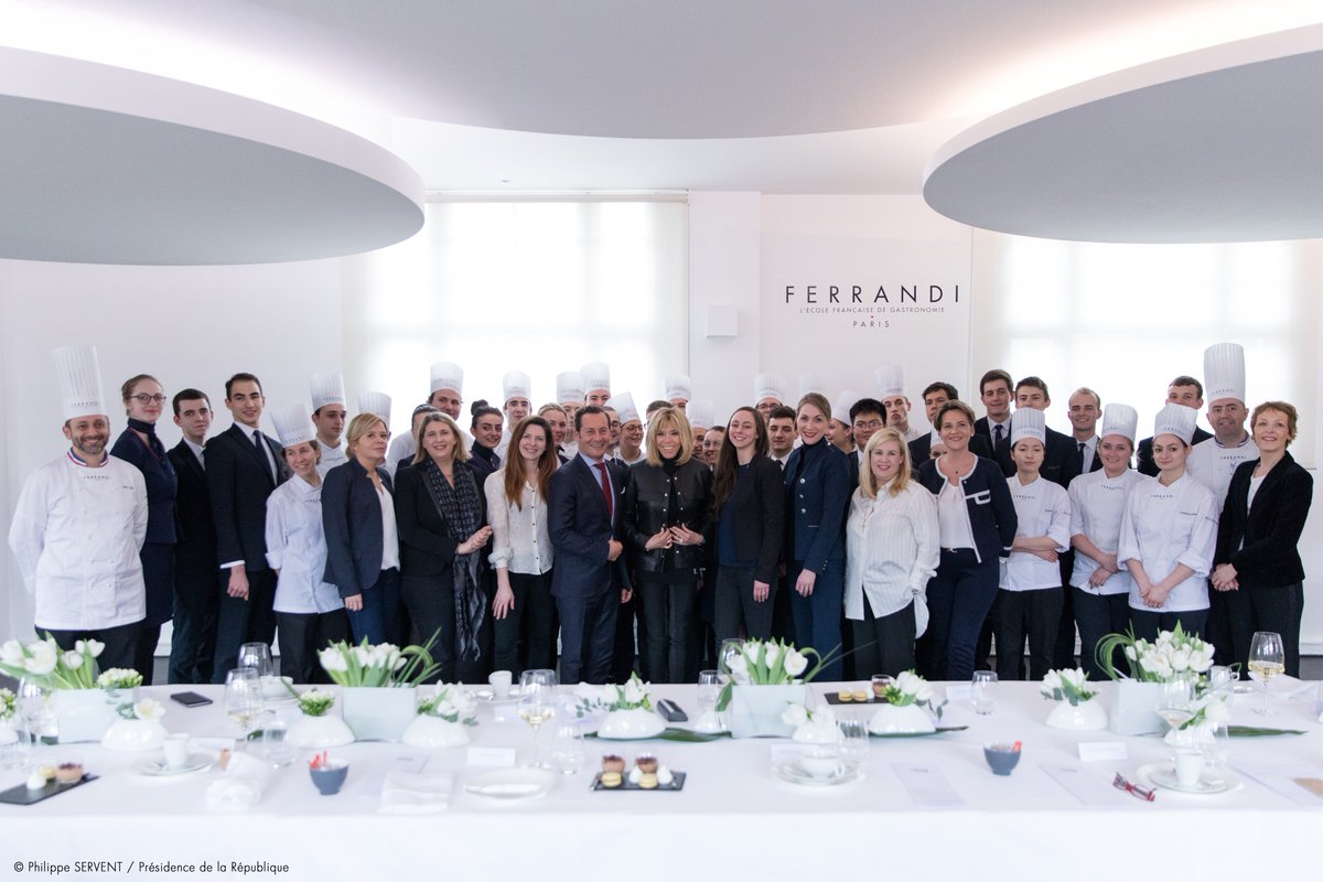 FERRANDIParis's tweet photo. Brigitte Macron a souhaité déjeuner à #FERRANDIParis aux côtés de femmes travaillant dans le secteur de la gastronomie afin d’échanger avec elles sur la #féminisation et la place de la #gastronomie en France.
https://t.co/KjCpliJJ7B https://t.co/uegBu0e8kg