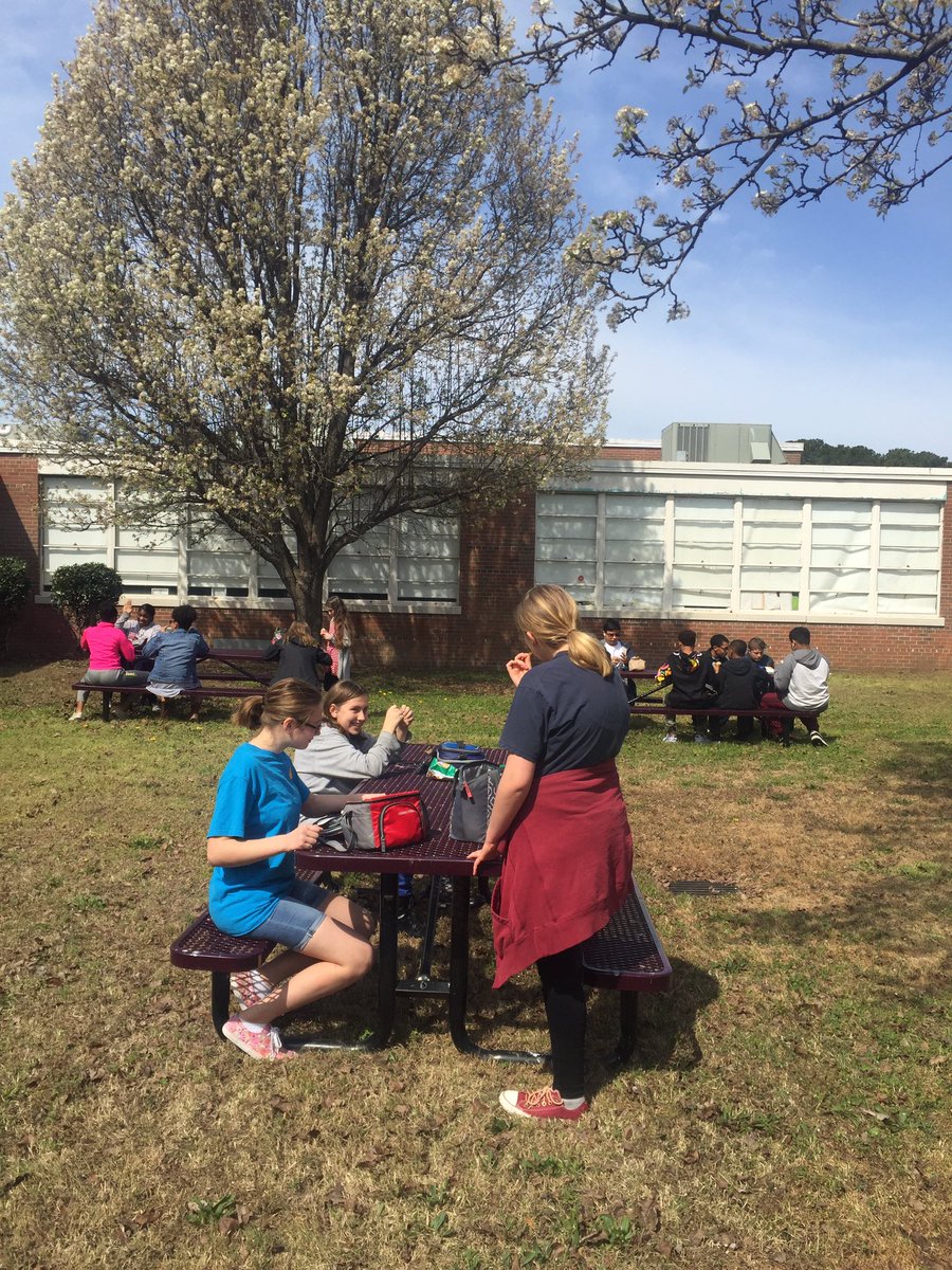 ChargerAp's tweet photo. Awesome day for lunch outside! #chargercafe #PBIS #JYMS https://t.co/i6O7M2ujfS