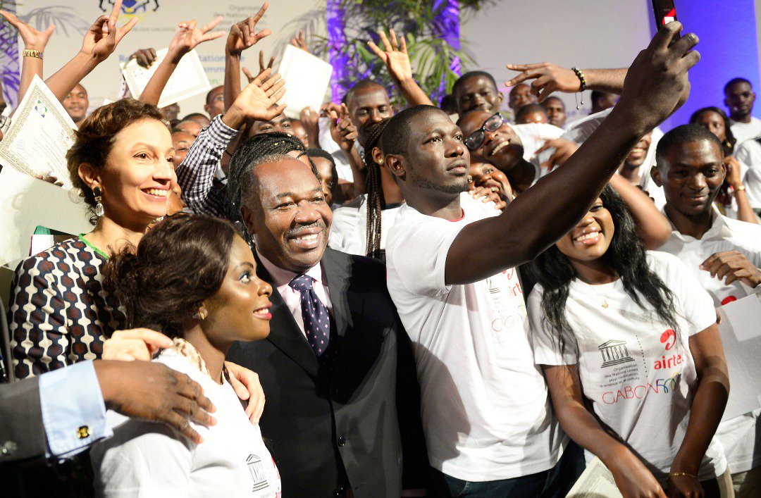 Aujourd'hui , avec <a href="/AAzoulay/">Audrey Azoulay</a>, la directrice de l'Unesco, venue au #Gabon pour l'occasion, nous avons remis leur attestation aux jeunes lauréats gabonais du programme TrainMyGeneration : Gabon 5000. Je leur exprime toutes mes félicitations. L'éducation est la clé du développement.