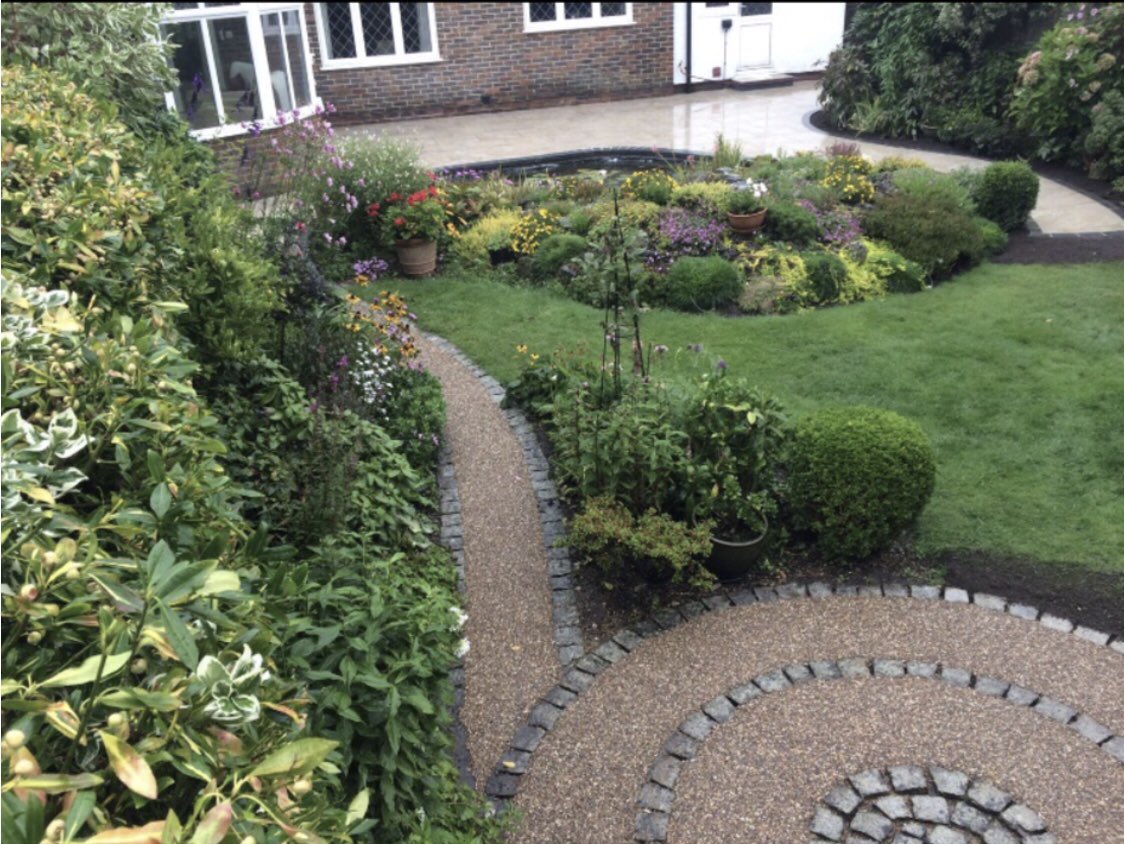 KeystonePaving's tweet image. Resin pathway leading to circle seating area.  Resin supplied by @ResinBondedLtd #resinbound #keystone #paving #resin #resinbonded