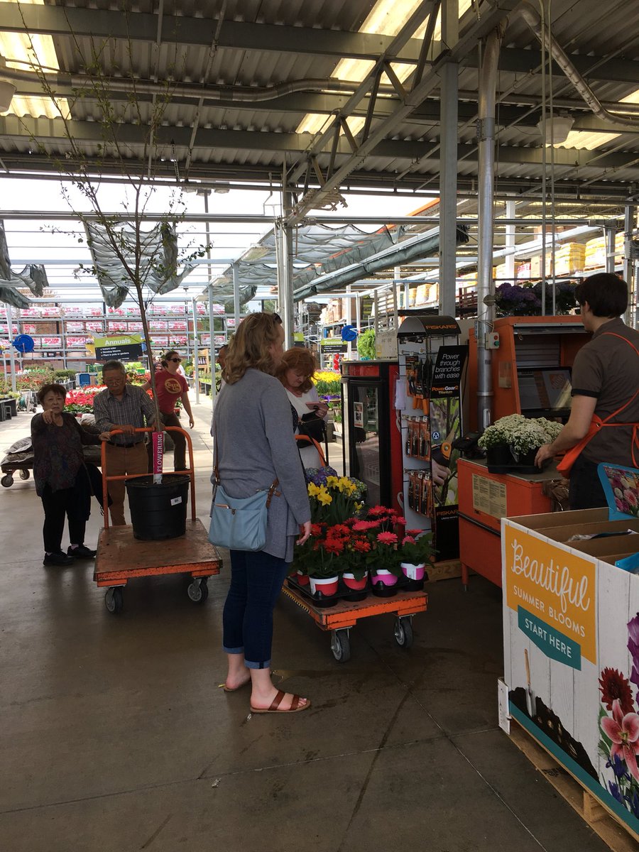 7Karthur's tweet photo. ❤️Love helping our customers, they’re so much fun!🌺 Keeping busy 🐝 at Home Depot Kingston Pike #HD730 #Knoxville
#vanwingerdenstyle
@jaybisping @Jaydeckard @NealMattison @RyanDon77463401 https://t.co/YWJ6y5gTgj