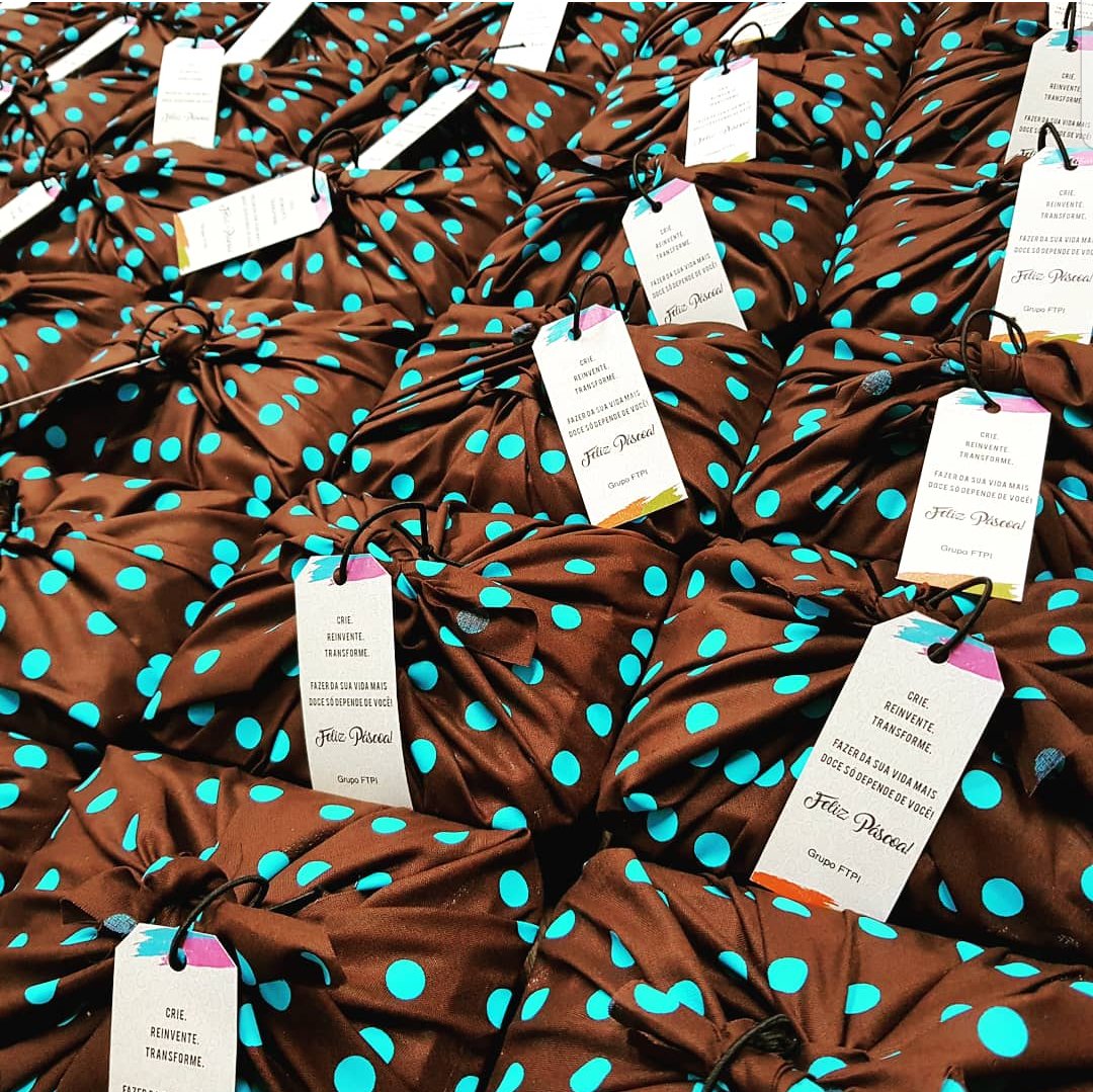 Nem a Páscoa escapa da nossa criatividade!
Em vez dos tradicionais ovos de chocolate, por que não transformar o nosso delicioso arroz, feijão, farofa e ovo em um PF recheado de doces? 
Nossos colaboradores de SP se deliciaram com nossas marmitinhas! Feliz Páscoa!