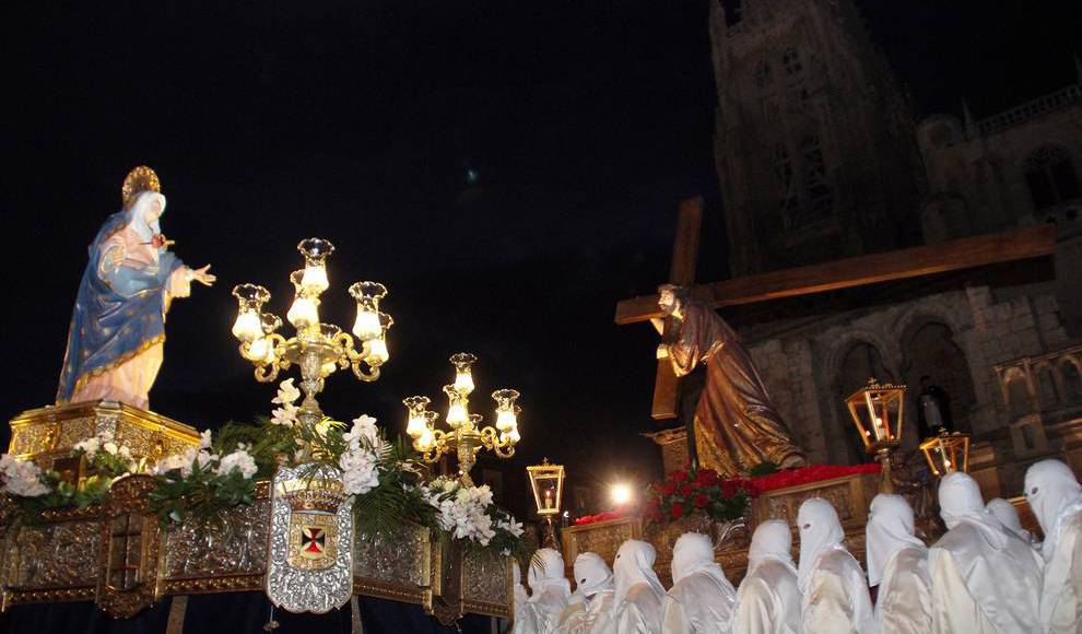tribunaBurgos's tweet photo. SEMANA SANTA | Jesús con la Cruz a cuestas se despide de su madre, Nuestra Señora de los Dolores, en la Procesión del Encuentro
https://t.co/2rN37YoEw0 https://t.co/N1uZERN00w