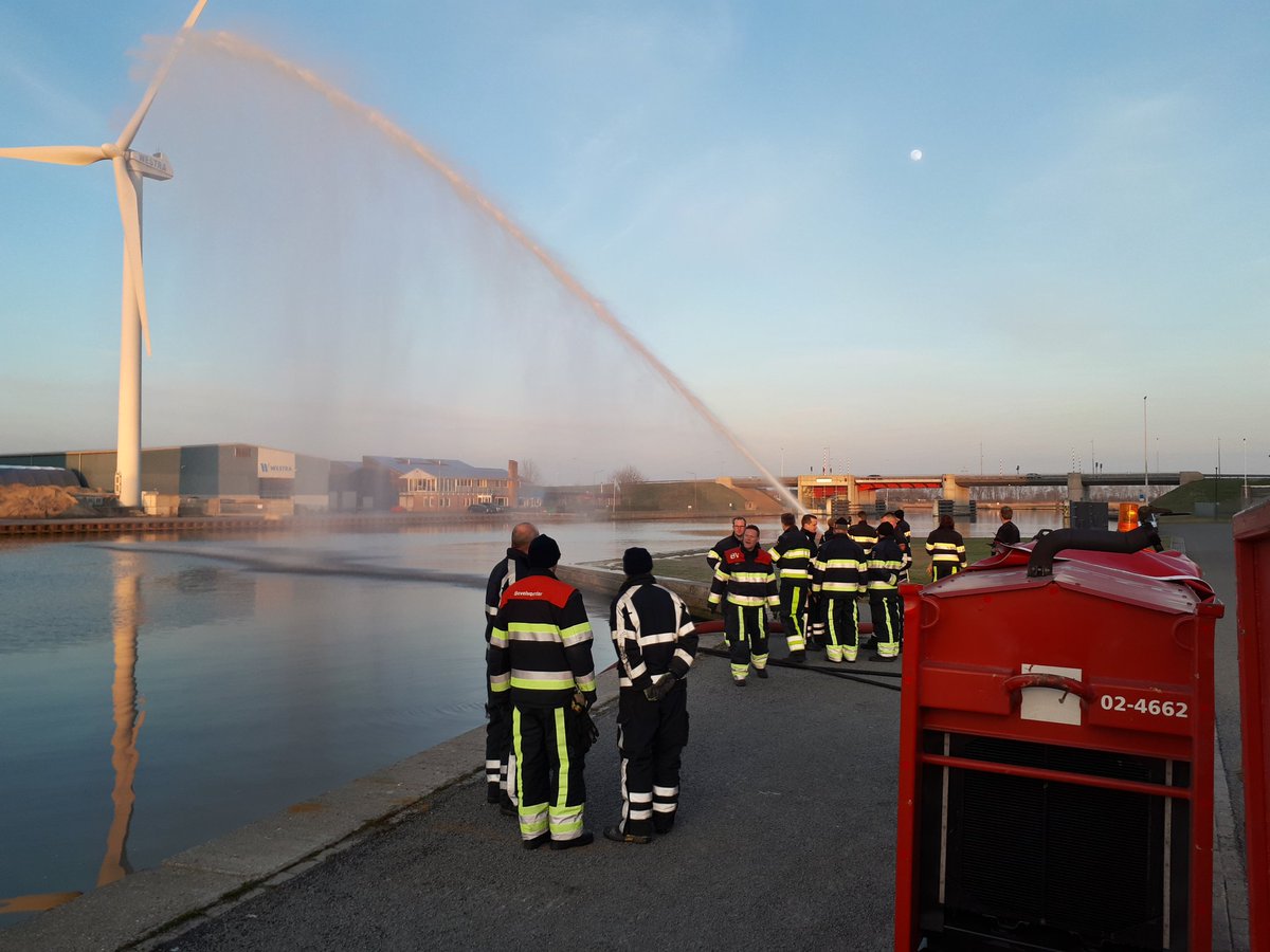brwfraneker's tweet photo. Vanaf vanmiddag staat de 4832(tweede TS) buiten dienst in het kader deklingsplan 2.0 maar gelukkig hebben we @BrandweerMenaam en @BrwHarlingen als goede buur. Vanavond geoefend met het grootwatertransport welke bij ons geplaatst wordt. https://t.co/bHMOG07Gyj