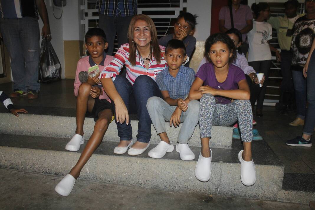 Anoche después de la procesión, compartí un agradable encuentro con niños y niñas en las Catatumbas,quienes  se me acercaron y me invitaron a sentarme junto a ellos, allí estuve escuchando sus anécdotas y sus ilusiones, sin duda fue una experiencia enriquecedora.
