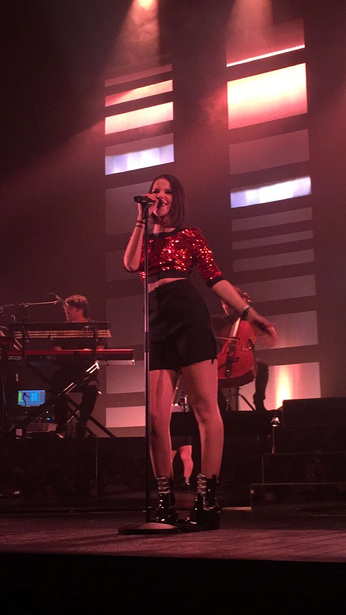 Etoile_MKaye13's tweet image. Elle est Trop belle ! ❤ @MarinaKayeMusic 😘 Une photo du concert à Saint Dizier 😍
Elle est heureuse sur scène ! 😊 De retrouver ses fans, son public 👍 #ExplicitTour