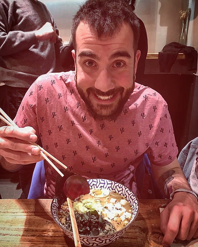 Alquadrat's tweet photo. Buscant la inspiració a Barcelona, Barri Gòtic. Cada cop queda menys per veure-us 😁 Feliç Setmana Santa 😚
#ramen #barcelona #bcn #kokukitchen #alquadrat #tornaremacomençar https://t.co/0vvuMpB7IJ