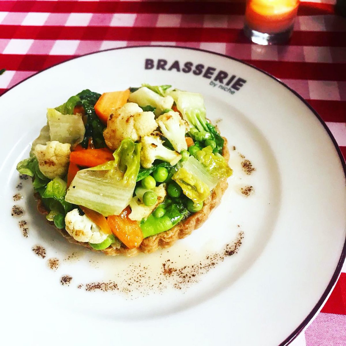brasserieSTL's tweet image. New Veg Tart at Brasserie 🥕🌱Flaky pastry pie crust filled with farro and caramelized onions, topped with pea purée, English peas, roasted carrots and cauliflower and little gem lettuce. Finished w/ lemon brown butter. By Exec Chef Brian Moxey. #springveggies #springmenu #🇫🇷
