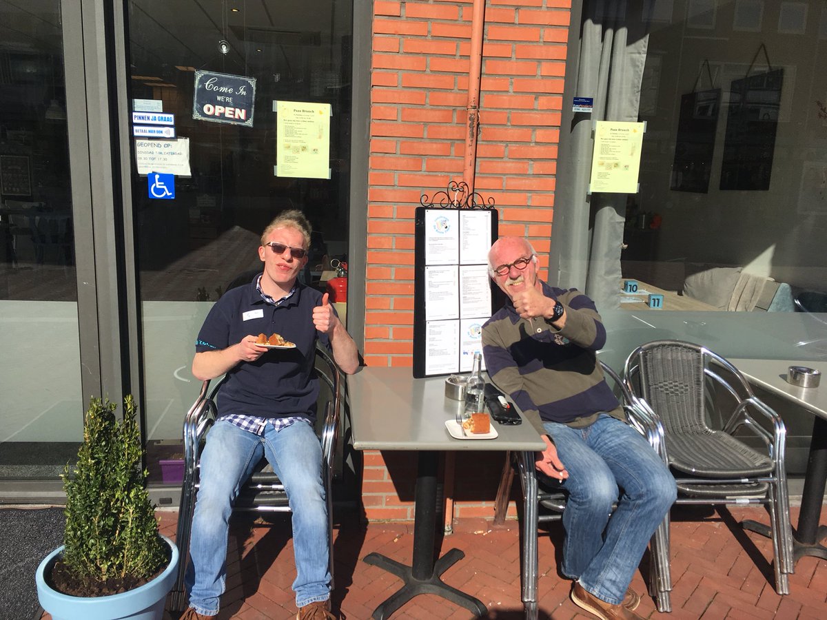 ZebraBonte's tweet photo. Hard werkende mannen 🙈😬 
Ff een break in het zonnetje met een stukje huisgemaakte appeltaart https://t.co/1OHvkUNEu5
