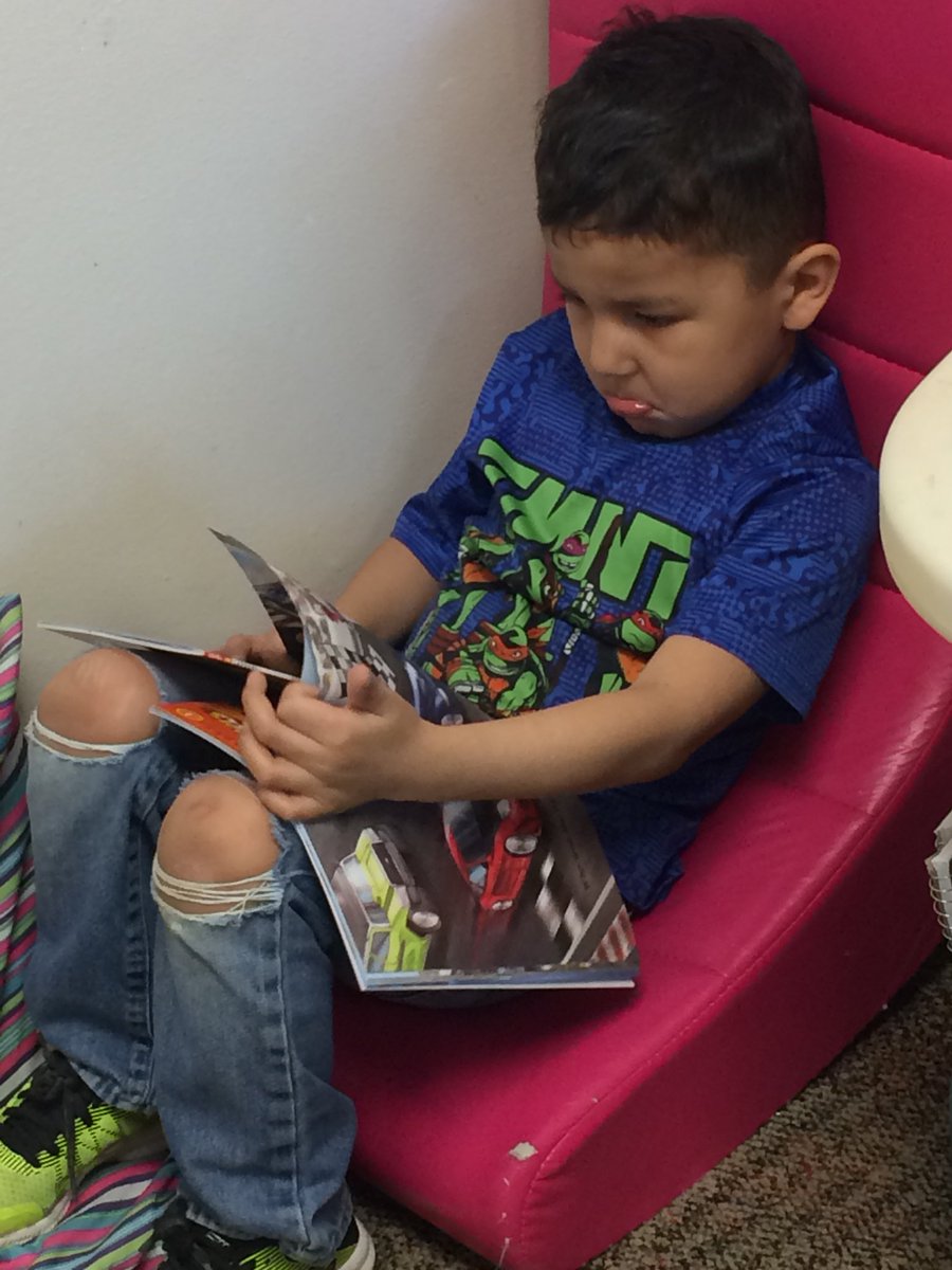 Funmomdotcom's tweet photo. What a busy week...lots of reading, writing and more writing!#scpsi #newbooks #aislesigns #pancakeorders https://t.co/SJfvgw6B5t