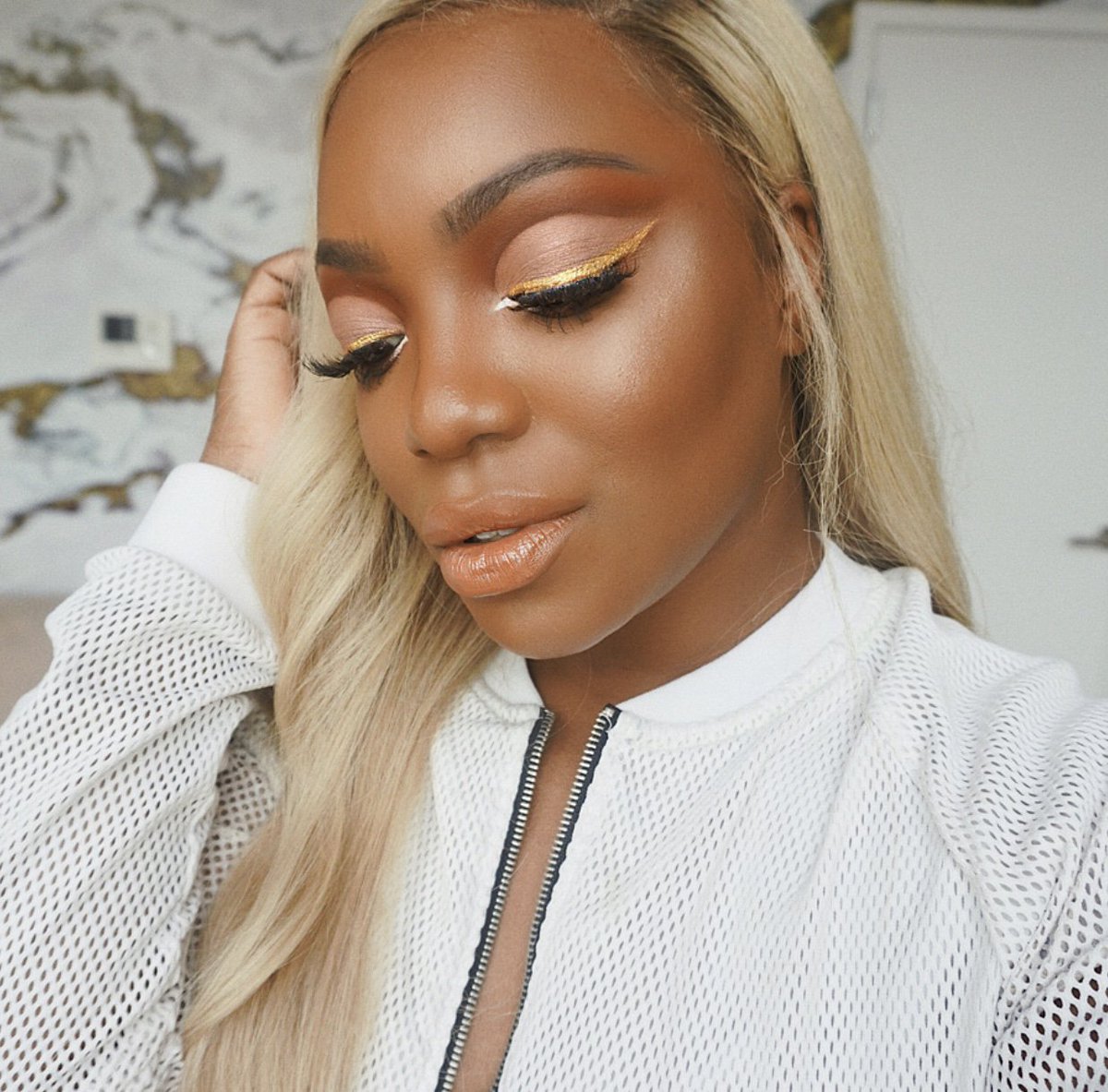 huenoir's tweet image. Cut Crease x Glitter Liner ... Killer Combination! 📸: @tiarramonet #MakeupMuse #CutCrease #MakeupInspo