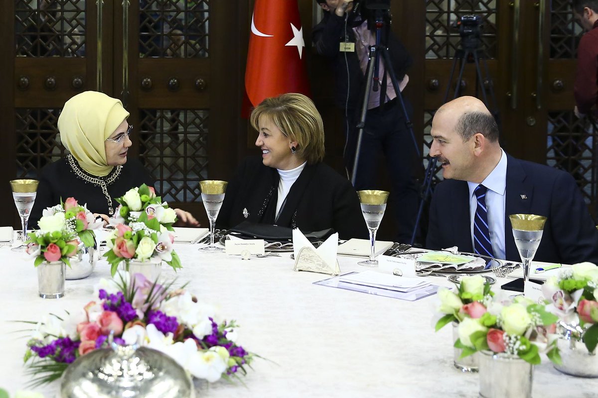 TC_icisleri's tweet photo. Cumhurbaşkanımızın eşi Sn.@EmineErdogan Hanımefendi, Bakanımız Sn.@suleymansoylu, Çevre ve Şehircilik Bakanımız Sn.@mehmetozhaseki ve Bakanımızın eşi Sn.Hamdiye Soylu Hanımefendi  Cumhurbaşkanlığı Külliyesi'nde düzenlenen Sıfır Atık temalı toplantıya katıldılar https://t.co/RehyedrtqP
