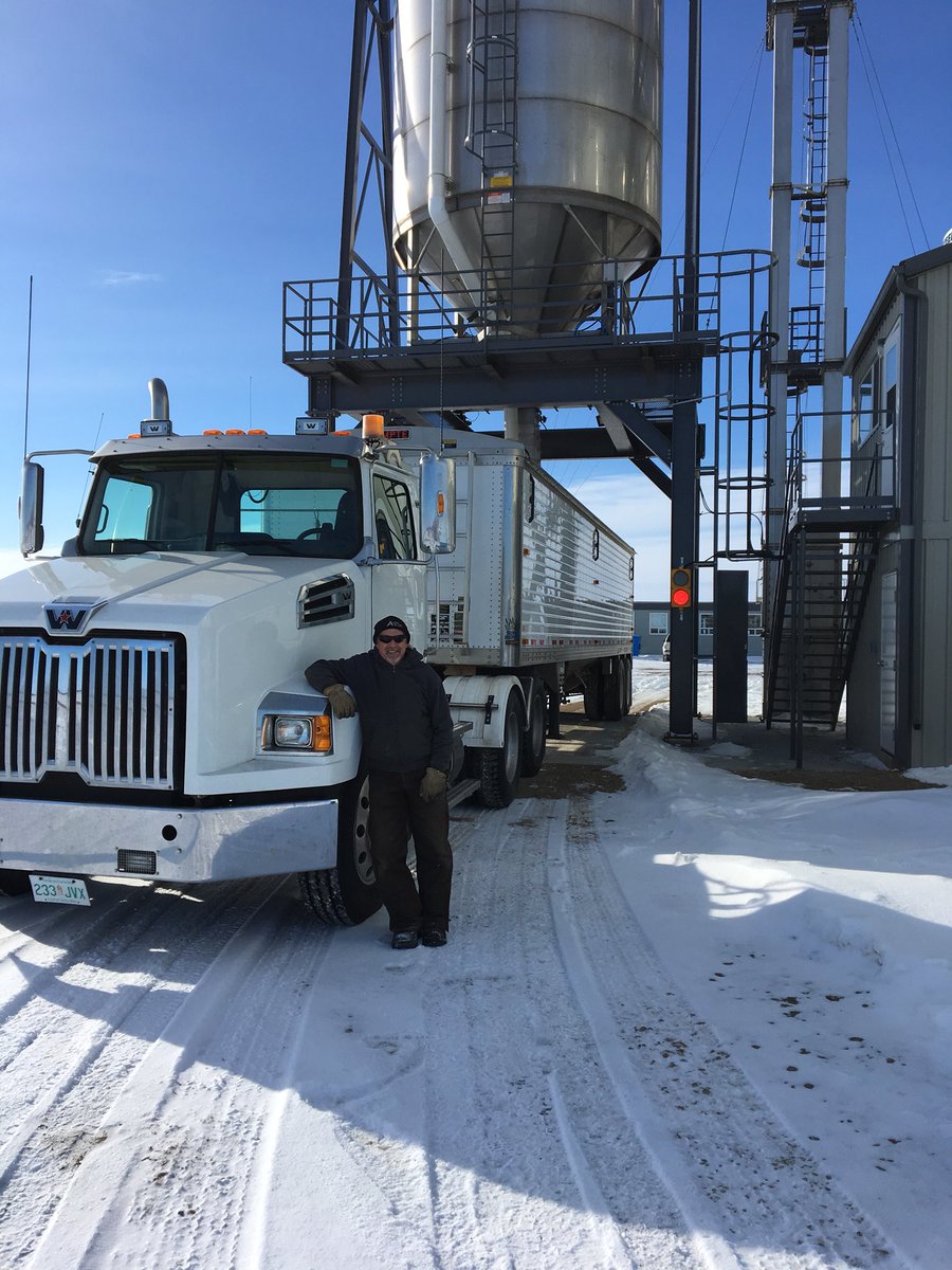 AlvinStephens20's tweet photo. Fertilizer being loaded out of Saskatoon Co-op fertilizer plant in Hepburn https://t.co/78I21884M3