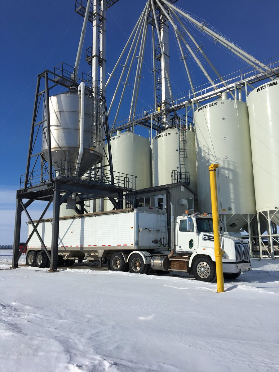 AlvinStephens20's tweet photo. Fertilizer being loaded out of Saskatoon Co-op fertilizer plant in Hepburn https://t.co/78I21884M3