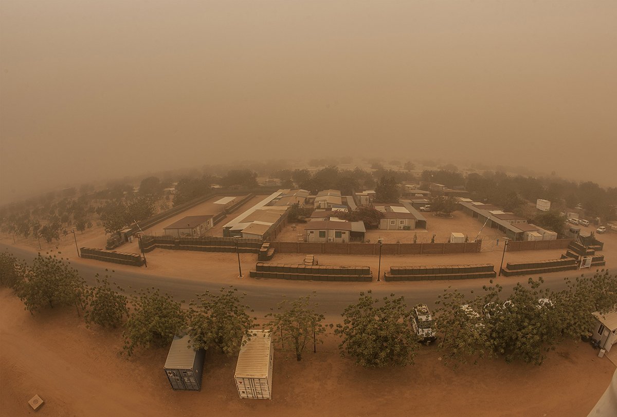 unamidnews's tweet image. المقر الرئيس #لليوناميد تم تصويره هذا الخميس، 29 مارس 2018 ، أثناء عاصفة رملية ترابية او ما يعرف بالهبوب، في الفاشر، شمال #دارفور. وهي ظاهرة جوية طبيعية في دارفور تحدث غالبا ما بين شهري مارس ويوليو من كل عام.