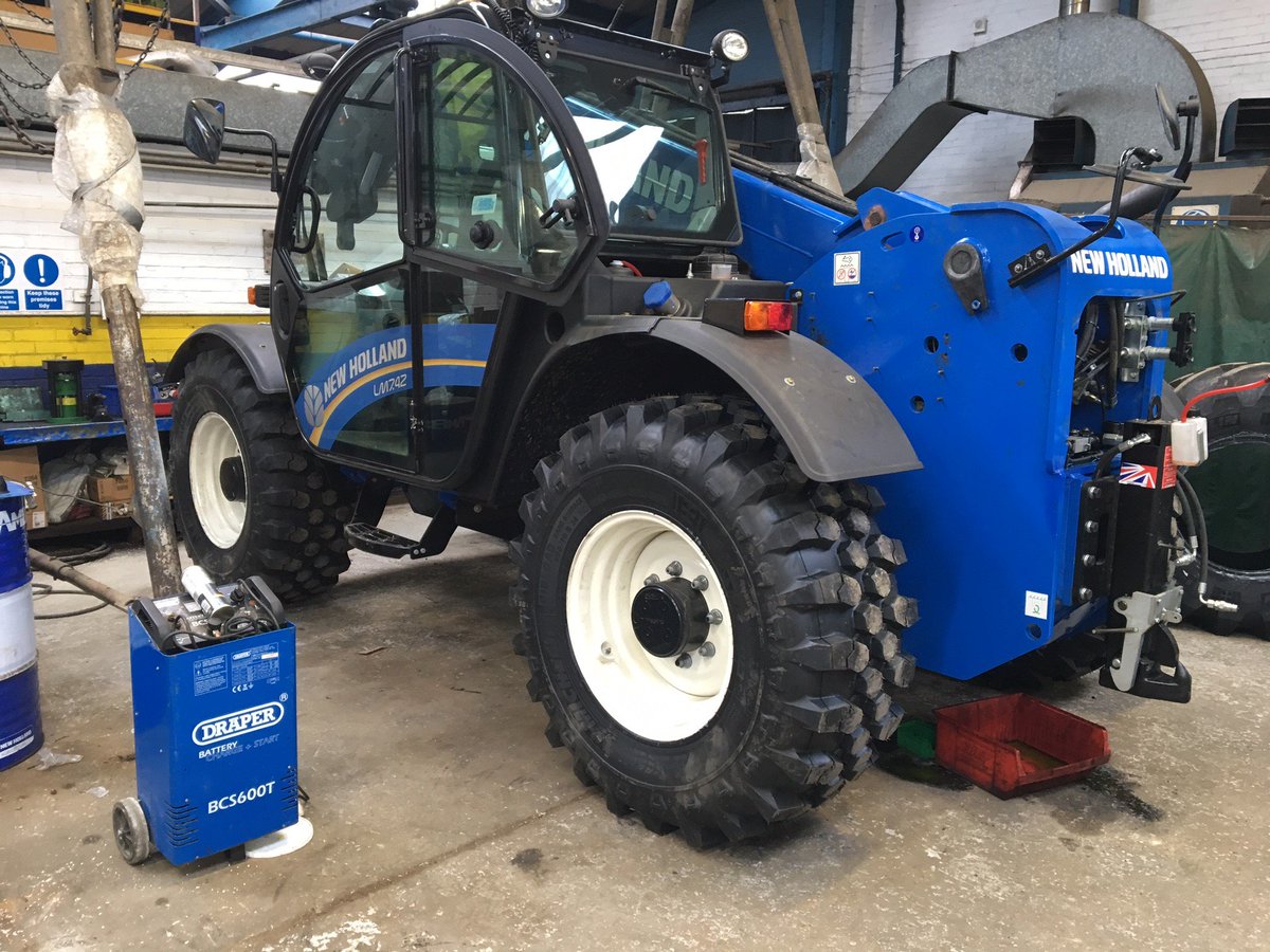 BushTyres's tweet photo. #Newholland LM7.42 Telehandler being swapped from XMCL's across to the hard surface Michelin Bibload 46070R24's @MichelinAgriUK #Excelagri network https://t.co/PHw71aD3II