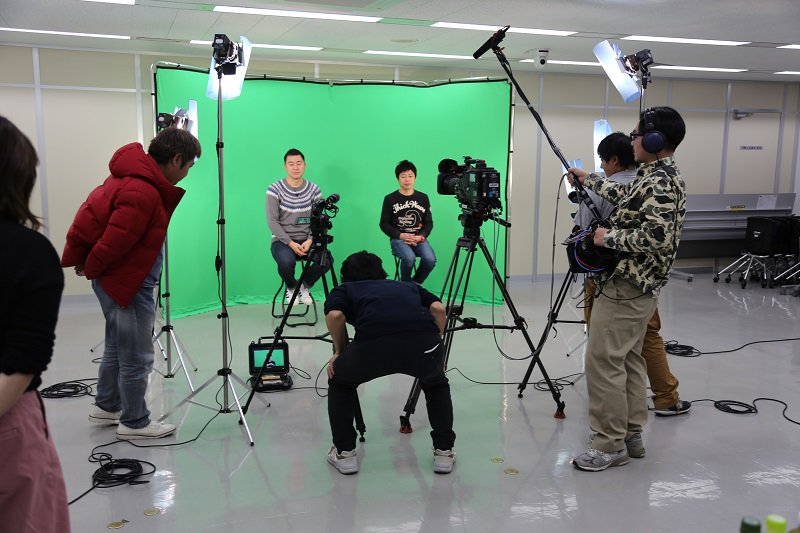 kbcyabolabo's tweet photo. 月に1度の収録。だいたい同じ技術さんたち。
いろんな現場に行ってるそんな技術さんたちが「ヤボラボはおもしろい」って言ってたのをわたしはしってます。
#岡本啓
#中島尚樹
#野望研究所
#yabolabo https://t.co/kogYZ9hgdQ