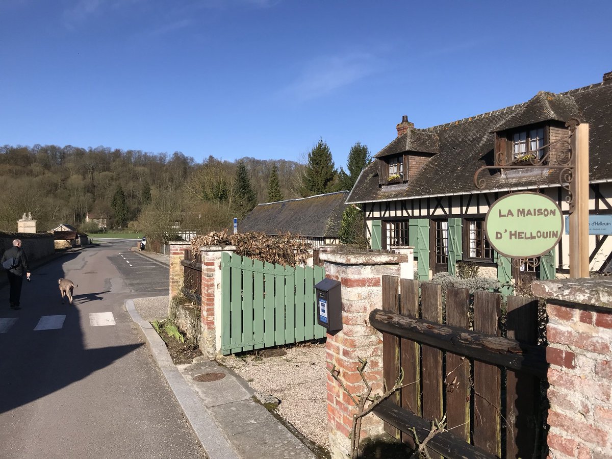 dreamerstreamer's tweet photo. And we’re off! First stop the very pretty village of Le Bec Hellouin where an almond croissant equalled a very attentive Stanley 🐶 Next stop chez @LouiseManzano - get le kettle on Manzams 😂 #france #weimaraner #lebechellouin https://t.co/E8ZreluLko