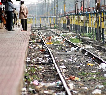indiawater's tweet image. Dumping excreta on the rail tracks is not just an abhorrent practice, it also corrodes the tracks. With #biotoilets underway, the #Railways hopes to fix it bit.ly/2uv2H5d #SwachhBharat @SeethaGK @swachhbharat @WASHIndia #Toilets