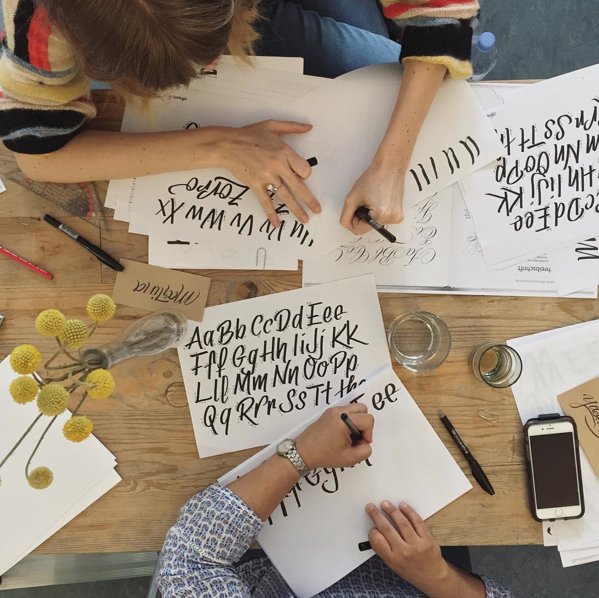 Der Workshop-Sommer ist eingeläutet:
Wir freuen uns auf Laila Luisi. Je 1 Brushpen-Workshop-Wochenende findet im Juni und September statt:

fabrikat.ch/workshops.html

Frohe Ostern miteinander