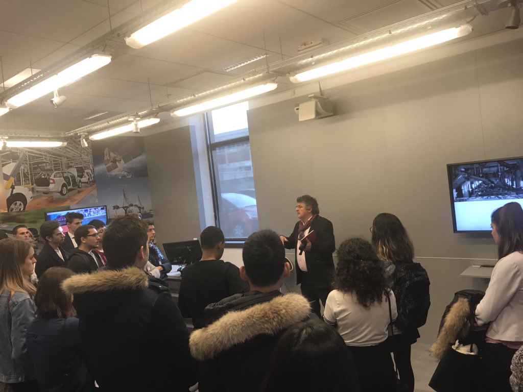 gmarchand78's tweet image. Exploration de notre centre de solutions #GISC, embarqué par @Chlalande, les étudiants découvrent toute l’expertise d’@IBM_France accompagnant les entreprises dans leur transformation digitale. #InsideIBM #IBMClientCenter