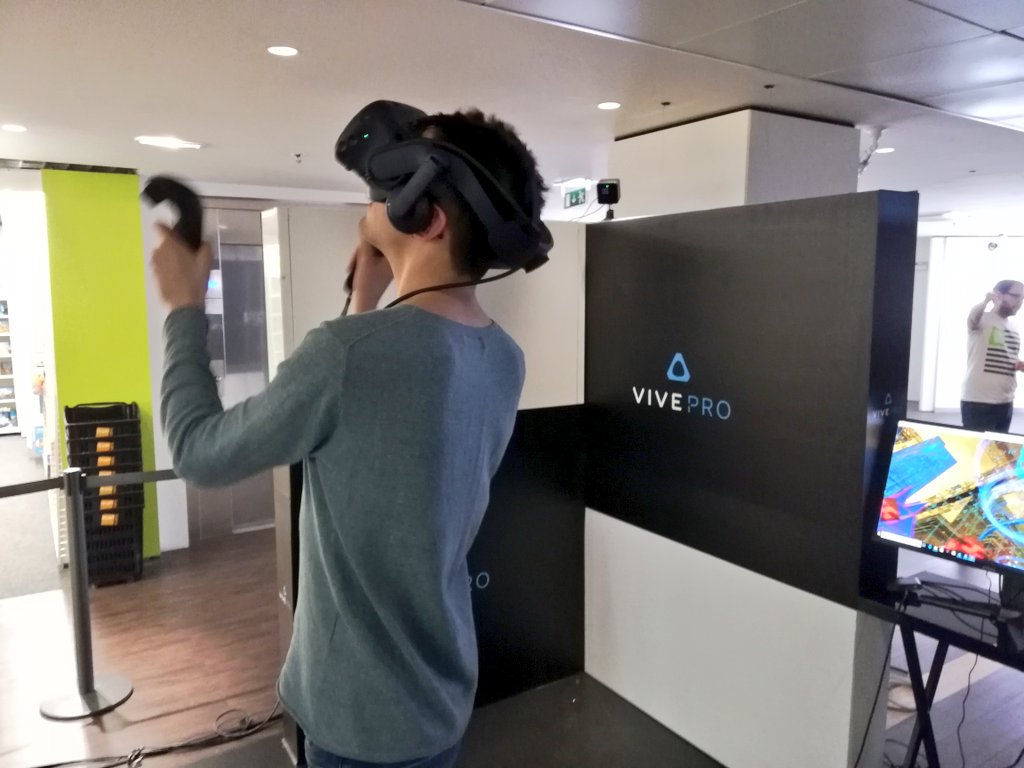 LtPaterson's tweet image. Découverte du #HTCVivePro! Belle mise à jour! 😀