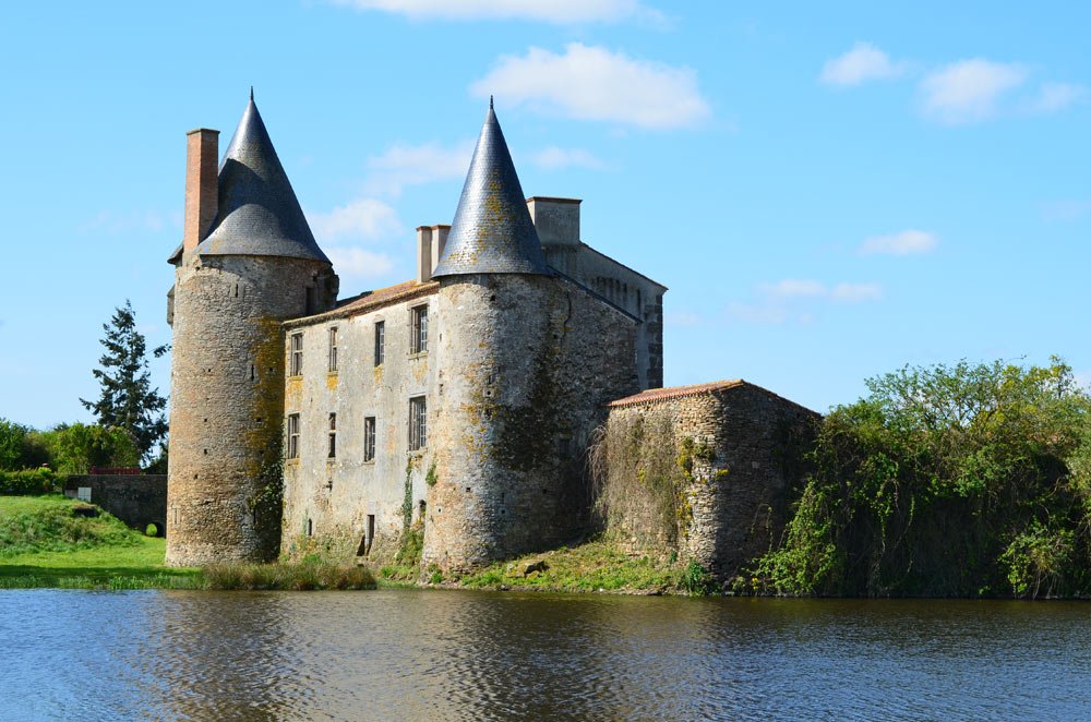 Flanerie_art's tweet photo. Le château de la Grève est situé à Saint-Martin-des-Noyers dans le département de la Vendée
Château datant du XIIème, qui prend de l’importance au XVIème où il connaît ses plus grands faits d’armes avant de devenir ferme agricole aux XIXème et XXème siècles
#chateau #Vendee #XIIe https://t.co/OzAUBZhaYU
