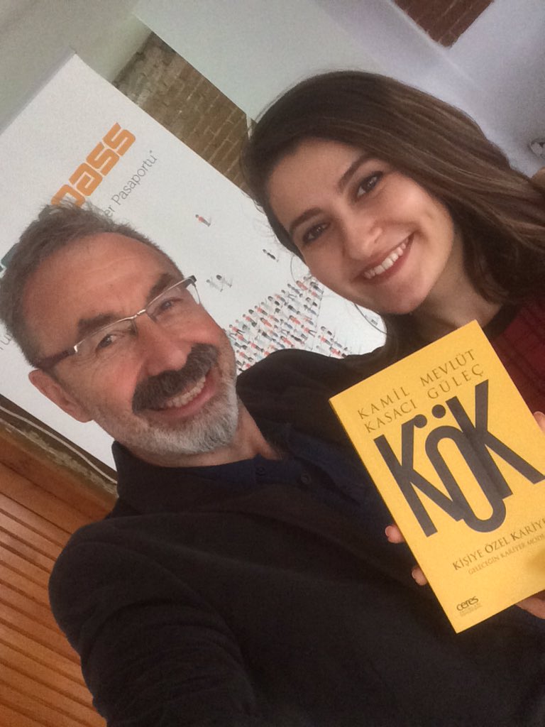 KamilKasaci's tweet photo. Bugün KÖK kitabı üzerine bol bol dedikodu yaptık...
Kimle mi?
Dile kolay. 2013 Şubat'ından beri  bir aradayız... Hikaye onun işi...
Son pozumuz bize uygun...👍
@eda_bayraktarr @StorytellingAc 
#kişiyeözelkariyer #kariyerhikayesi 
#storytelling https://t.co/0dDW0m1YdE